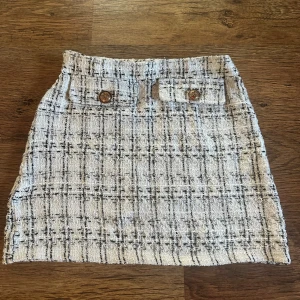 Kortkjol 😇 - Snygg kortkjol från SHEIN i vit och svart med två knappar. Har aldrig använts!! 💞😇