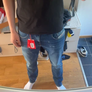 Mörkblå Diesel 2019 D-Strukt slim fit - Säljer ett par snygga mörkblå jeans från Diesel med slitningar. Nypris: 2000kr storlek: 32/32 pris kan diskuteras!
