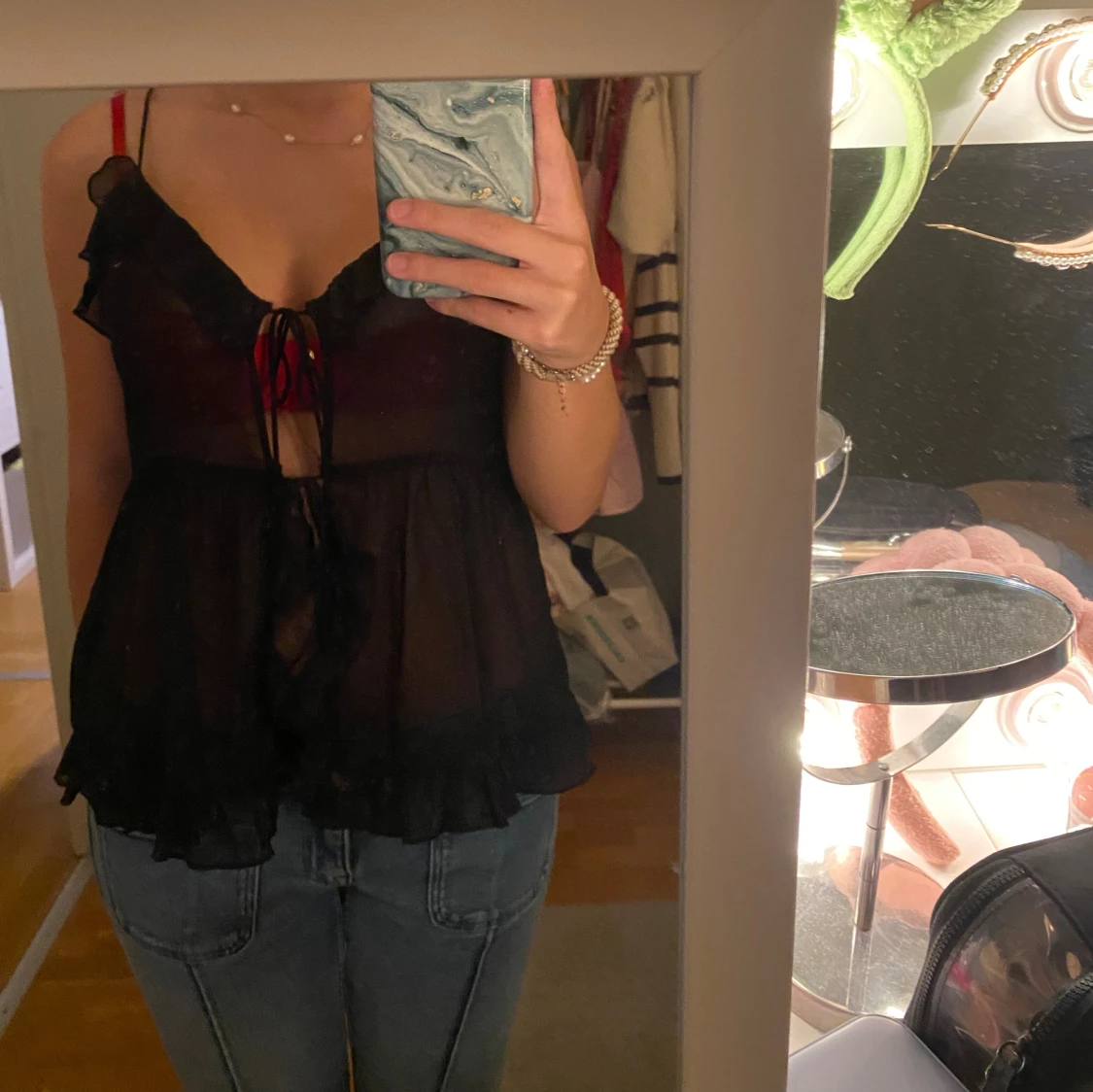 Svart blus med volang - 1