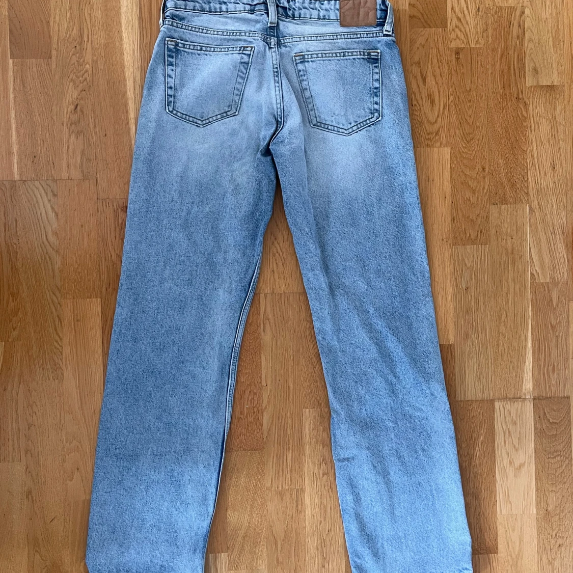 Arrow low, weekday  - 1