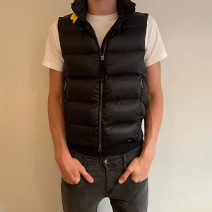Parajumper väst  - Säljer min äkta parajumper väst pga den blivit förliten, modell Sheen. Ny pris 4849 kr!Västen är i toppskick och ganska liten i storleken, modellen är 187 cm och 70 kg ! Passar perfekt nu till hösten !🍂💫