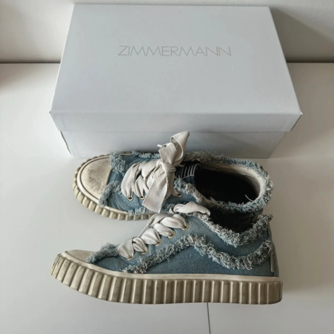 Zimmermann denim sneakers med fransar - 1