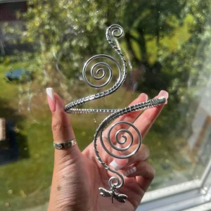 Armcuff  - 🌸Går att böja ut eller in för att få din perfekta passform 🌺Gör även customs!! Skicka in bild eller din idé så kan vi nog säkert lösa det 🥰