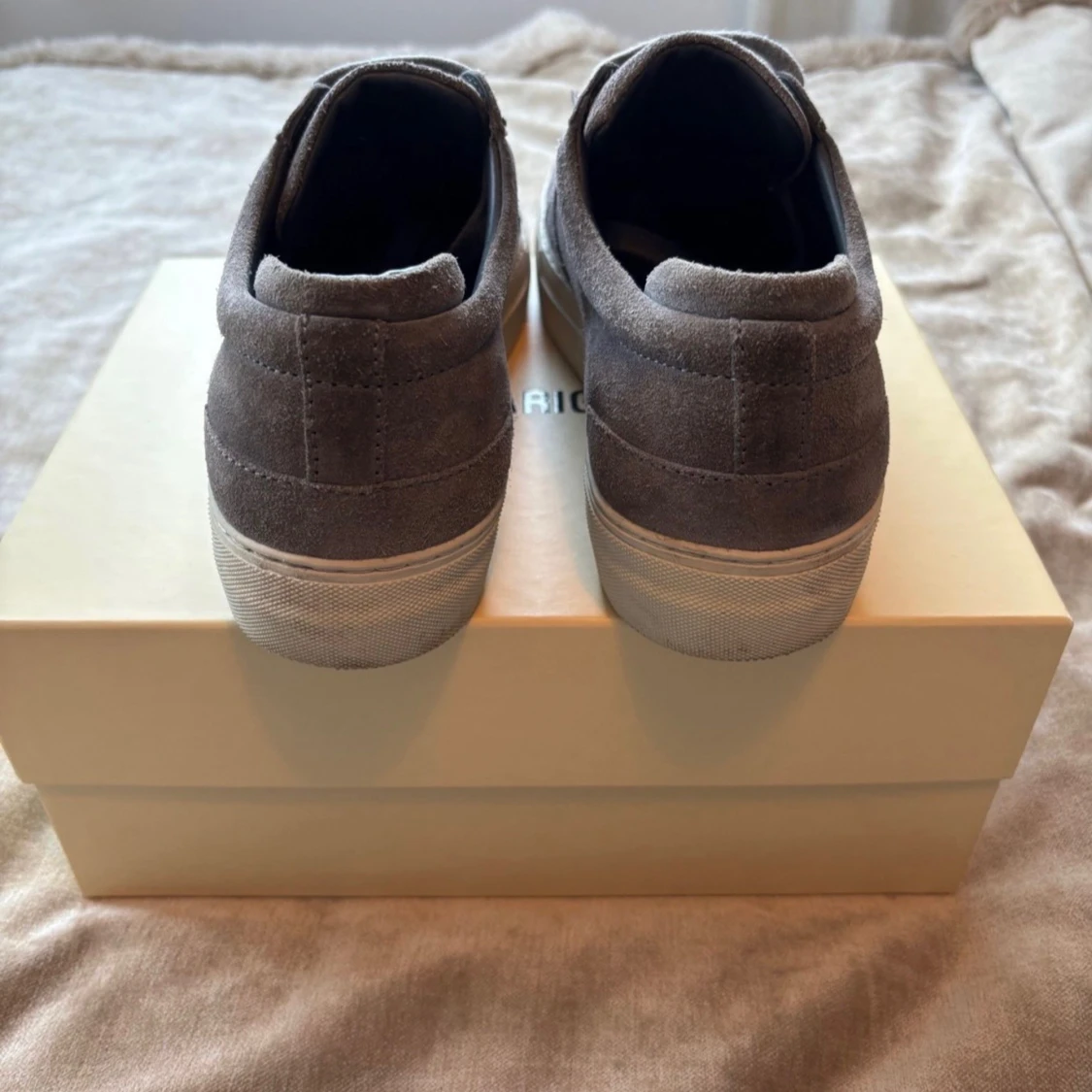 Grå sneakers från Axel Arigato i mocka - 2