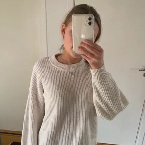 Vit stickad tröja från 157 - Säljer en krämvit stickad tröja från 157 i storlek S. Tröjan har en relaxed fit med breda ärmar och ribbade muddar. Perfekt för lager-på-lager och chill dagar. Enkel och stilren design som passar till allt. Frakt kan sänkas till 29kr!!