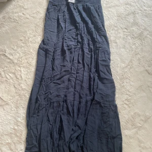 Mörkblå långkjol - Mörkblå långkjol ifrån lager 157 med lappen kvar, den är i storlek S. Pris kan diskuteras!