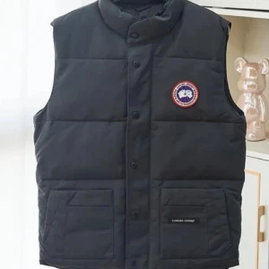 Svart dunväst från Canada Goose - Tja säljer en canada Goose väst, haft på mig den ksk 6 gånger men västen känndes lite för konstig för min stil. Har dåliga bilder men fråga mig gärna privat om ni vill ha fler bilder på den
