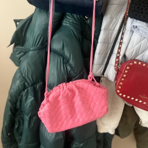 Rosa väska  - Snyggaste rosa väskan!! Köpt här på Plick. Väskan är i nyskick❤️