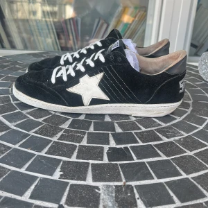 Golden goose skor  - Svarta sneakers från Golden Goose I ballstar modellen. Bra skick har lagat sulan. Pris kan diskuteras, skriv om ni undrar över något! 🤩