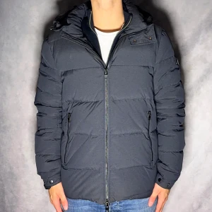 J.Lindeberg Dunjacka - Trendig och sällsynt J.Lindeberg Dunjacka | Skick 8/10 | Storlek M MODDEL, GÅR INTE ATT FÅ TAG PÅ |  färgen mörk grå | Nypris 4500kr | SLUTSÅLD | för mer information/bilderför hör av er!!