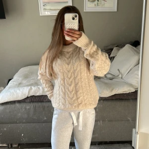 Beige stickad tröja från Gina tricot - Mysig beige stickad tröja från Pieces med  flätstickade detaljer och rund hals. Tröjan har långärmade ärmar och super varm 💗