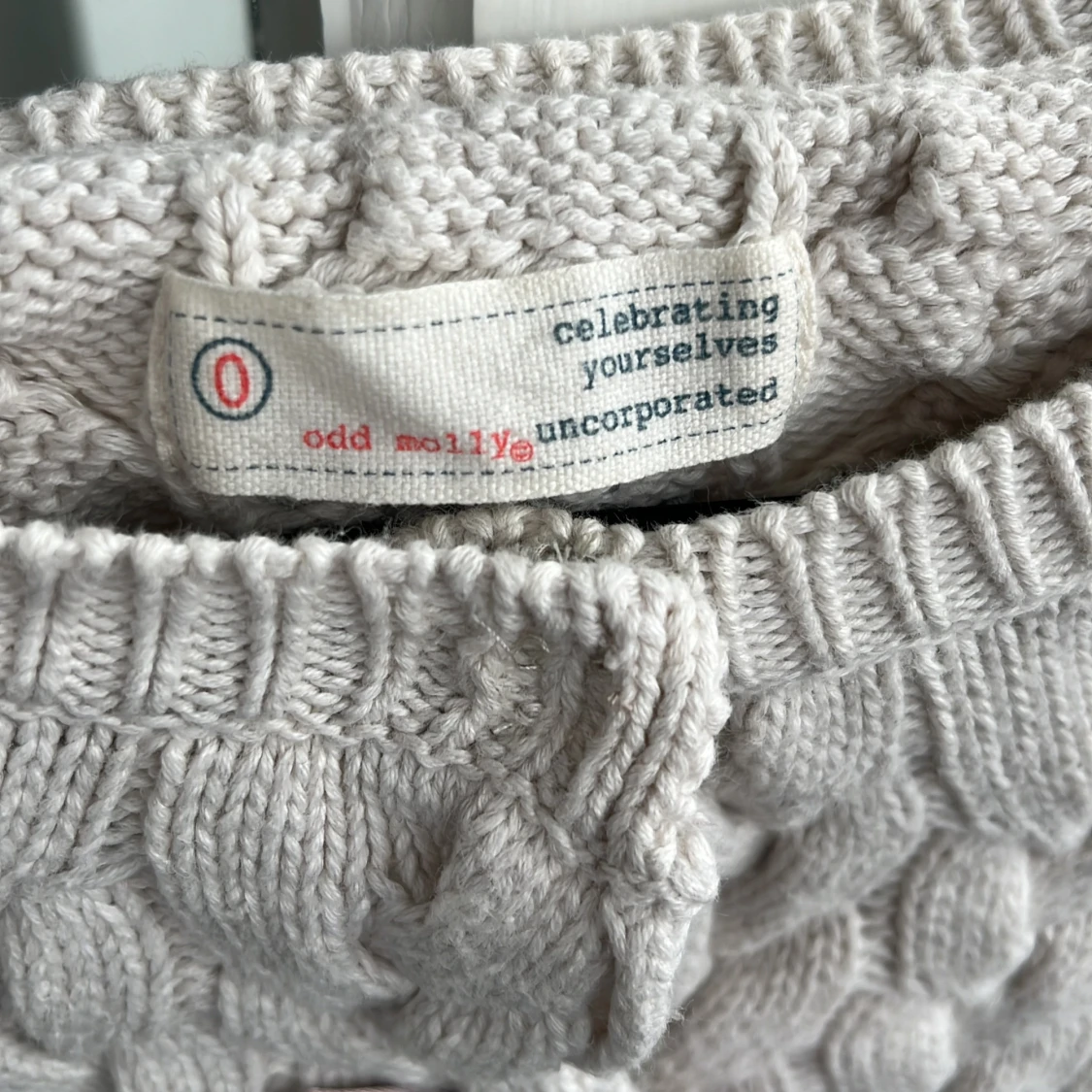 Beige stickad tröja Odd Molly med rosetter - 3