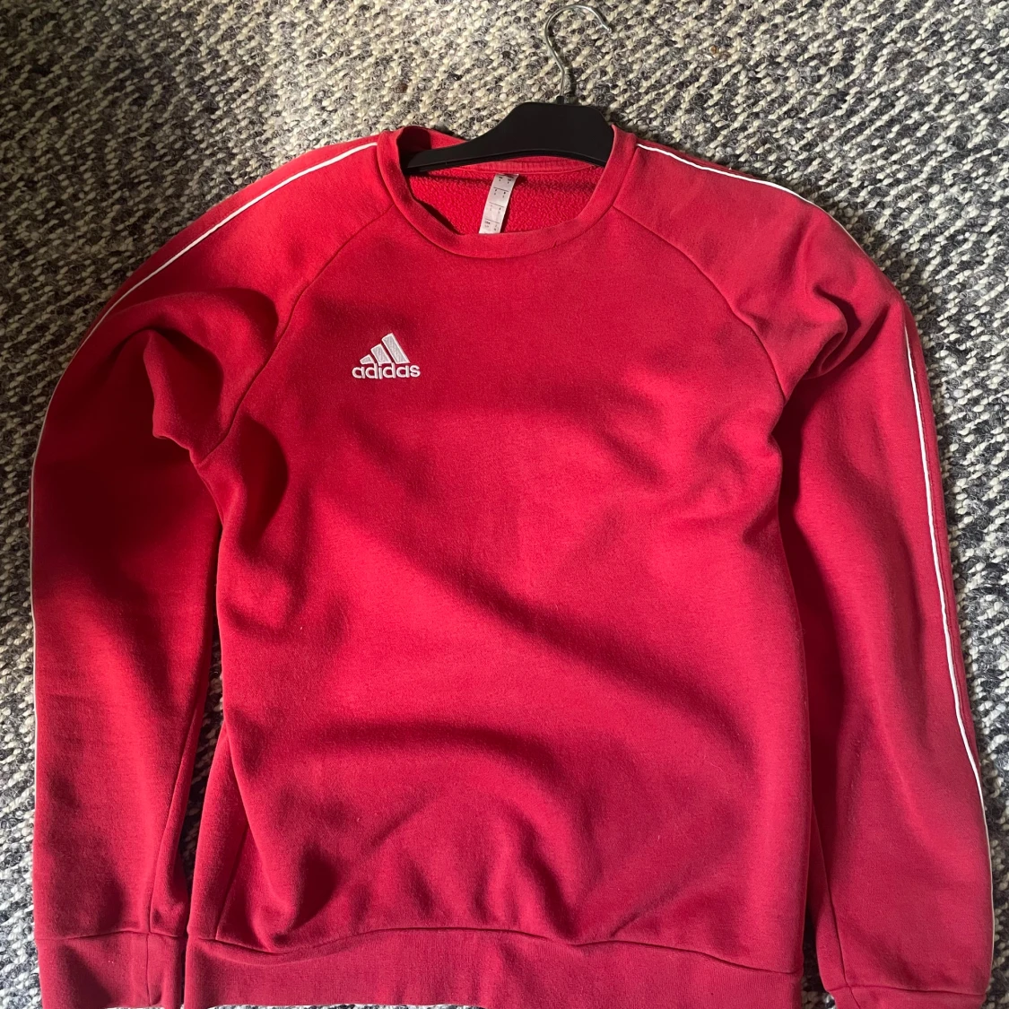 Röd Adidas sweatshirt med vita detaljer