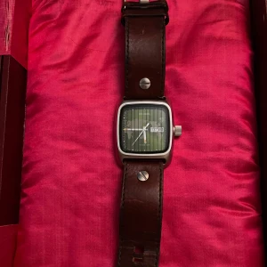 Diesel klocka - Väldigt snygg diesel klocka väldigt stil ren och matchar bra till massor. Batteriet är tyvär slut. Priset för en ny var svårt att hitta på en exakt siffra men låg mellan 900-1300 så säljer den för väldigt bra pris 