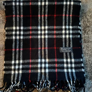 Svart burberry scarf - Fint skick/flawless, bara skriva vid frågor osv😊