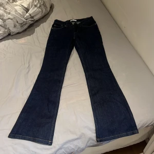 Mörkblå bootcut jeans från Perfect Jeans - Snygga mörkblå jeans från Perfect Jeans Gina tricot, använt 3 gånger! Kostade 599kr