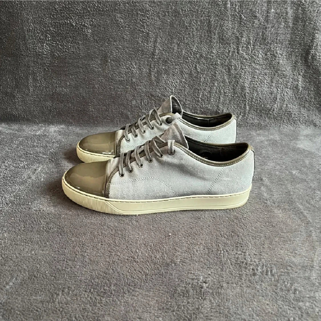 Grå sneakers med lackad tå - 1