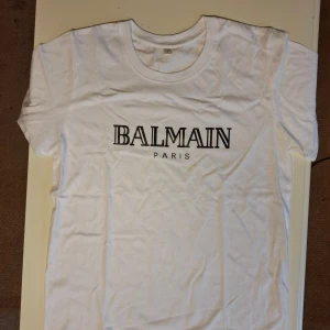 Vit Balmain t shirt - Vit Balmain t shirt i storlek M. Nytt skick. Mitt pris 249kr