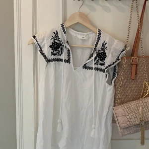Vit fin blus med broderi från H&M - Jättefin blus från H.M. Pris kan diskuteras 💕