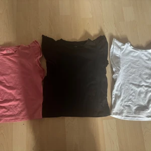 3-pack t-shirts med volangärm från 157 - Säljer tre snygga t-shirts från 157 i storlek S. En svart, en vit och en rosa, alla med volangdetalj vid ärmarna. Tillverkade i mjuk bomull med lite stretch för extra komfort. Perfekta för dig som gillar en enkel men söt stil. 3 tröjor från 80 kr❤️