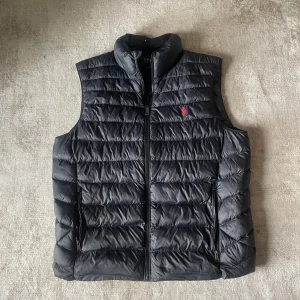 Ralph lauren väst  - Hej! Säljer denna väldigt trevliga Ralph lauren väst i grymt skick! Storlek M och passar olika längder. Skriv vid frågor och funderingar!