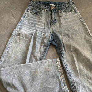 Ljusblå jeans från Grunt - Säljer ett par ljusblå jeans från Grunt med klassisk femficksdesign och raka ben. Jeansen har hög midja och är tillverkade i robust denim. Perfekta för dig som gillar en avslappnad och tidlös look. Sitter baggy men väldigt fint.