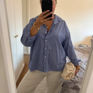 Blå skjorta - Jätte söt blå randig skjorta som tyvärr inte kommer till användning. Passar med allt och är i ett super bra skick. Är i storlek 42 men skulle mer säga att det är en storlek M!! Skriv om du har frågor och jag är alltid öppen för prisförslag!!💞🥹