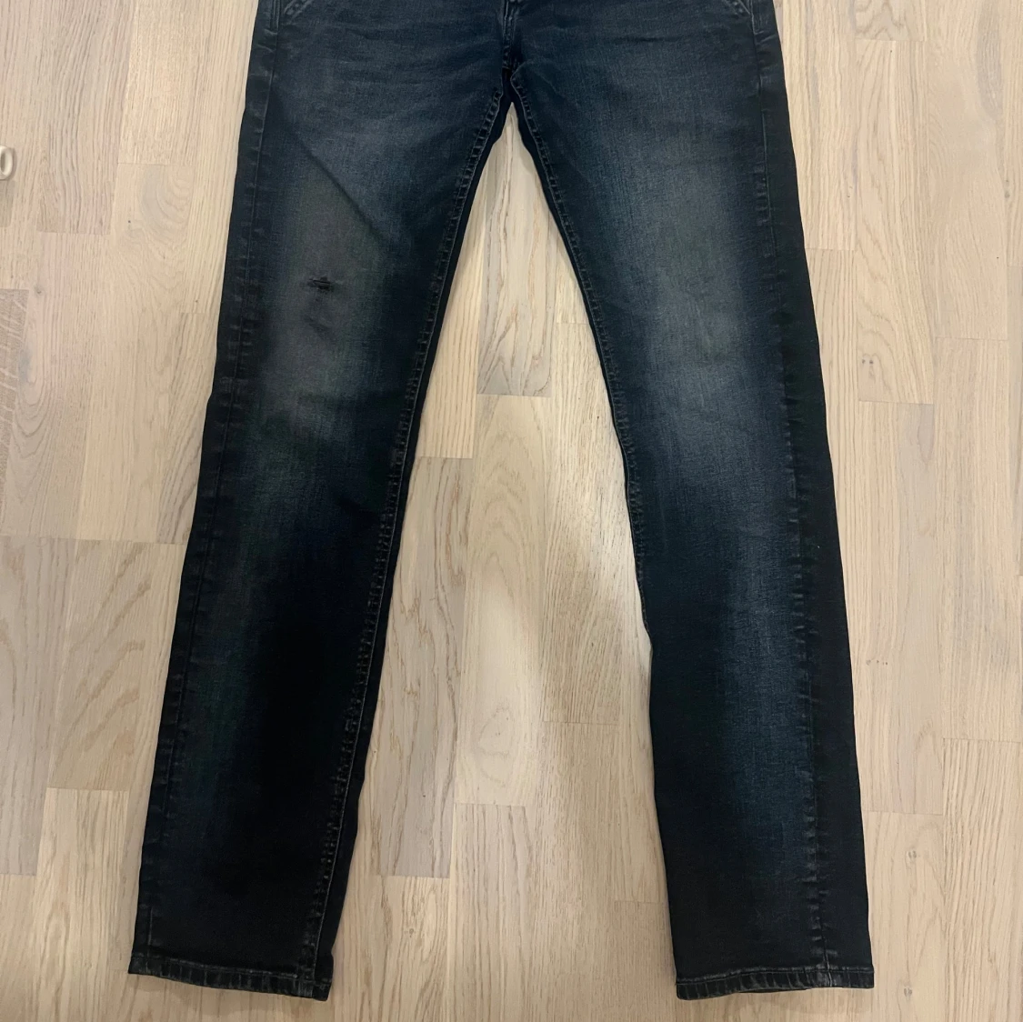 Svarta jeans från Guess med raka ben - 2