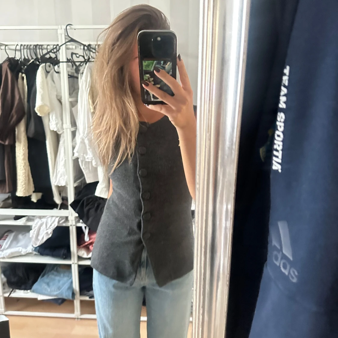 Mörkgrå tröja med knappar