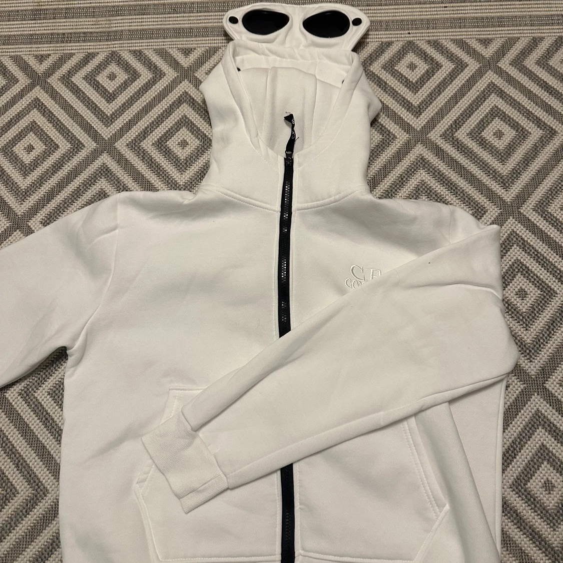 Vit C.P. Company hoodie med goggles