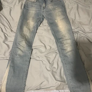 Ljusblå Replay jeans, bootcut - Säljer ett par ljusblå jeans från Replay med original skinny jeans men har sytt om till bootcut. Jeansen har klassisk femficksdesign, dragkedja och knapp framtill. Säljer för de börjar bli för små för mig.