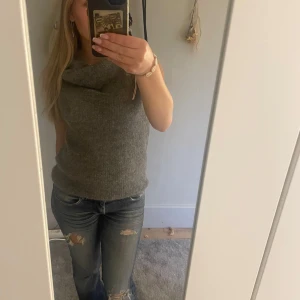 Grå ärmlös stickad topp - INTRESSEKOLL!!! en grå stickad topp, vet ej storlek men passar mig bra som brukar ha s. kommer inte ihåg vad jag köpte den för, kanske 300 typ, men kom med prisförslag! skriv privat för fler bilder osv