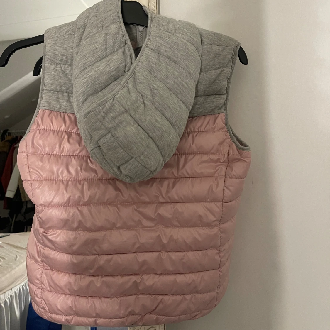 Rosa och grå väst med huva - 1