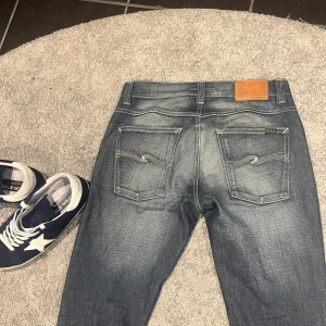 Sällsynta Nudie jeans - Stört snygga nudies med unik färg o skit najs tvätt och passform inte för tight som många nudies. 33/32, passar mig som brukar ha 32 utmärkt. Modell grim Tim, Skriv vid funderingar 😇👌