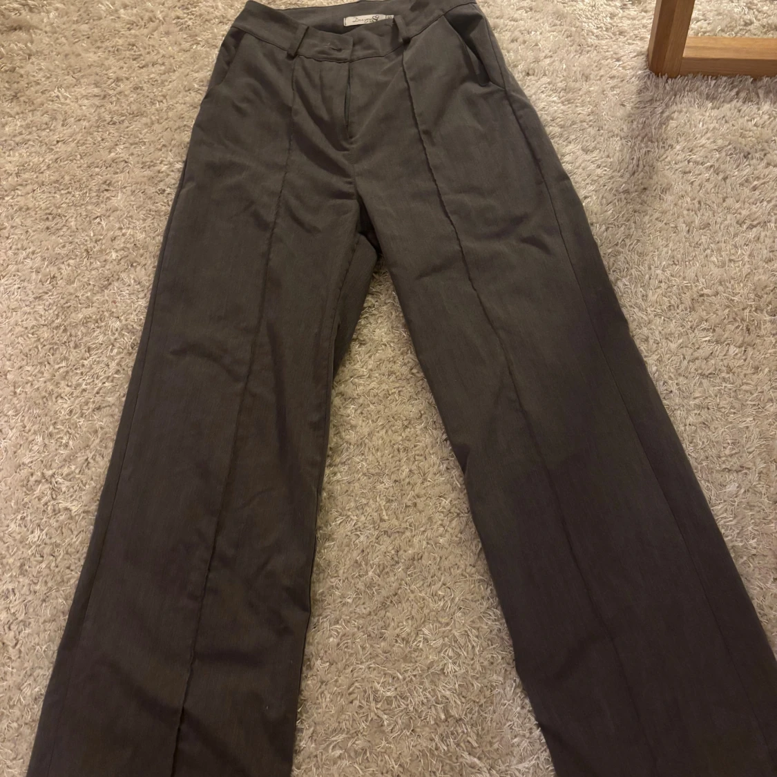 Mörkgrå kostymbyxor med raka ben från design by Si