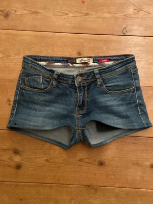 Jeans shorts - Lågmidjade jeans shorts som jag sytt om från ett par jeans. Storlek 34. Midjemåttet är 36cm rakt över. Skriv om ni har frågor!🥰