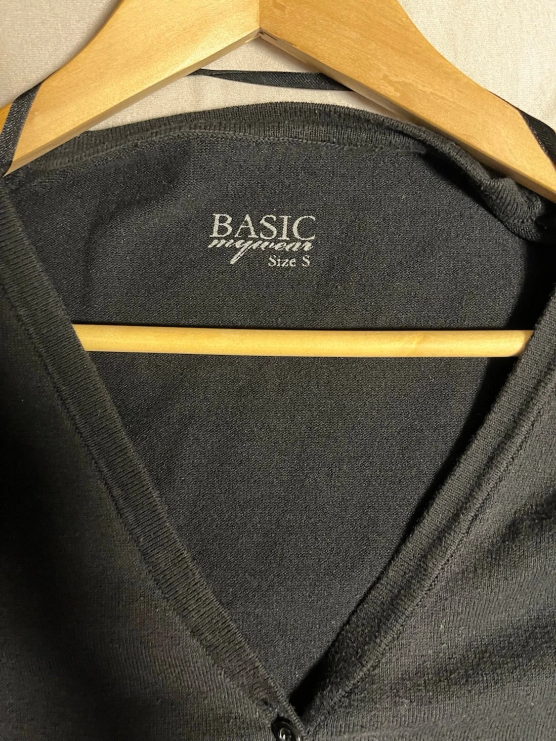 Svart basic kofta med knappar - 2