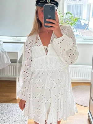 Vit kort klänning - Säljer min superfina studentklänning. Den är mindre i storleken och passar perfekt på mig som är 150 cm (XS)..