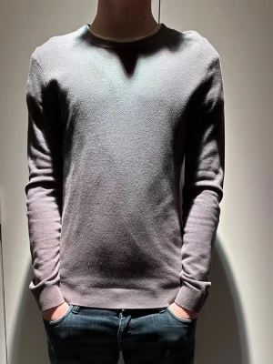 Snygg sweatshirt från Riley - |Hej! En otroligt snygg grå sweatshirt/tröja från Riley (köpt på brothers)❗️| Skick 9/10 otroligt bra skick☑️| Storlek: S,sitter som en S, sitter väldigt bra på mig - 189cm 75kg📏| Nypris: ca 700kr💵| Färg: grå, som på bilden🩶| Fraktar spårbart via postnord eller instabox📦| Hör av er för mer information!|