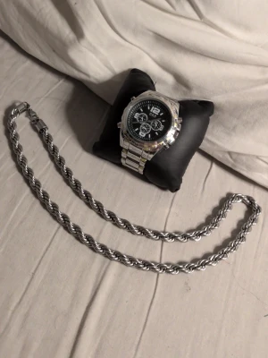 Kedja & klocka - Här säljer jag en skön klocka med en kedja dom båda för 500kr istället för 700-800kr. Klockan kostade 450kr och kedjan 240kr, passar bra matchande färger och båda är rostfria och byter inte färg!)