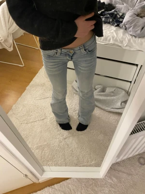 Ljusblå bootcut jeans från Cheap Monday  - Säljer ett par ljusblå jeans i modellen bootybei från Cheap Monday (Weekday) Storlek 26/32. Jeansen har låg midja och klassisk femficksdesign. Jag är 167cm och passar perfekt i längd! Säljer pga lite för stor storlek och använder alldrig. Inga defekter.