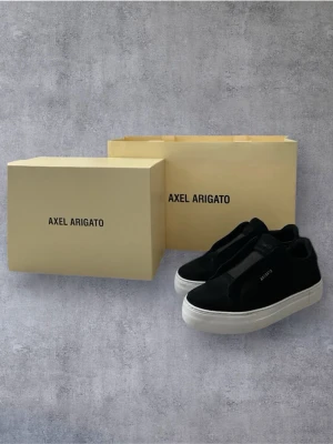 Axel Arigato Svarta Sneakers - Storlek: 43 || Skick: 8,5/10 || Färg: Svart || Nypris: 3000 kr, mitt pris: 699 kr || Skriv vid minsta fundering/ fråga✨||