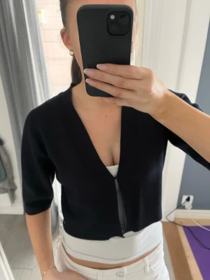 Kortärmad kofta  - Stilren mörkblå kofta med v-ringning och korta ärmar