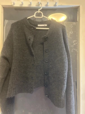 Stickad tröja med slits  - Jätte fin stickad tröja med slits på sidan av