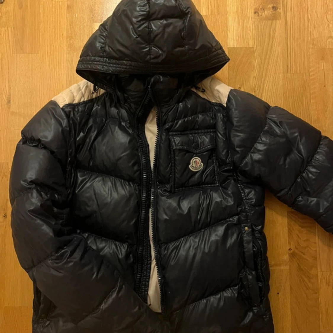 Svart dunjacka med huva från Moncler