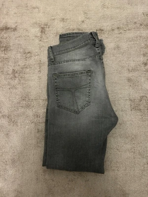 Tiger or sweden jeans  - Säljer nu dessa snygga tiger of sweden jeans med en snygg tvättad grå färg. 9/10 skick