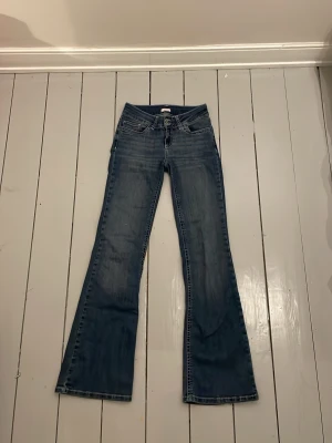 Nelly jeans i model stitch  - Snygga blå bootcut jeans med ljus tvätt och broderade detaljer på bakfickorna. Klassisk femficksmodell med normal passform och låg midja. Perfekta för en avslappnad och trendig look.Jeansen är ifrån Nelly och har modellen stitch 