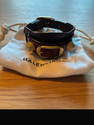 Balenciaga läderarmband burgundy - Säljer burgundy Balenciaga armband i läder med guld detaljer♥️