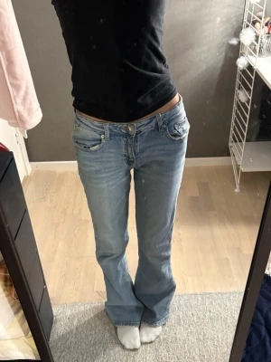 Ljusblå bootcut jeans låg midja - Säljer ett par Ljusblåa jeans som är från GinaTricot i storlek 152cm Säljer pågrund av att dom inte kommer till användning och man kan även ändra måttet i midjan (skriv om du har några frågor)