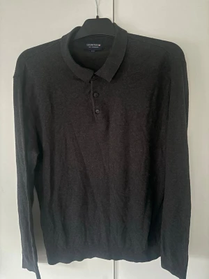 Lexington tröja herr - Grå skön snygg populär Lexington kashmirblandnings tröja i storlek L. Grymt skick en strykning så är den superfin igen och tveka inte vid minsta fråga eller fundering